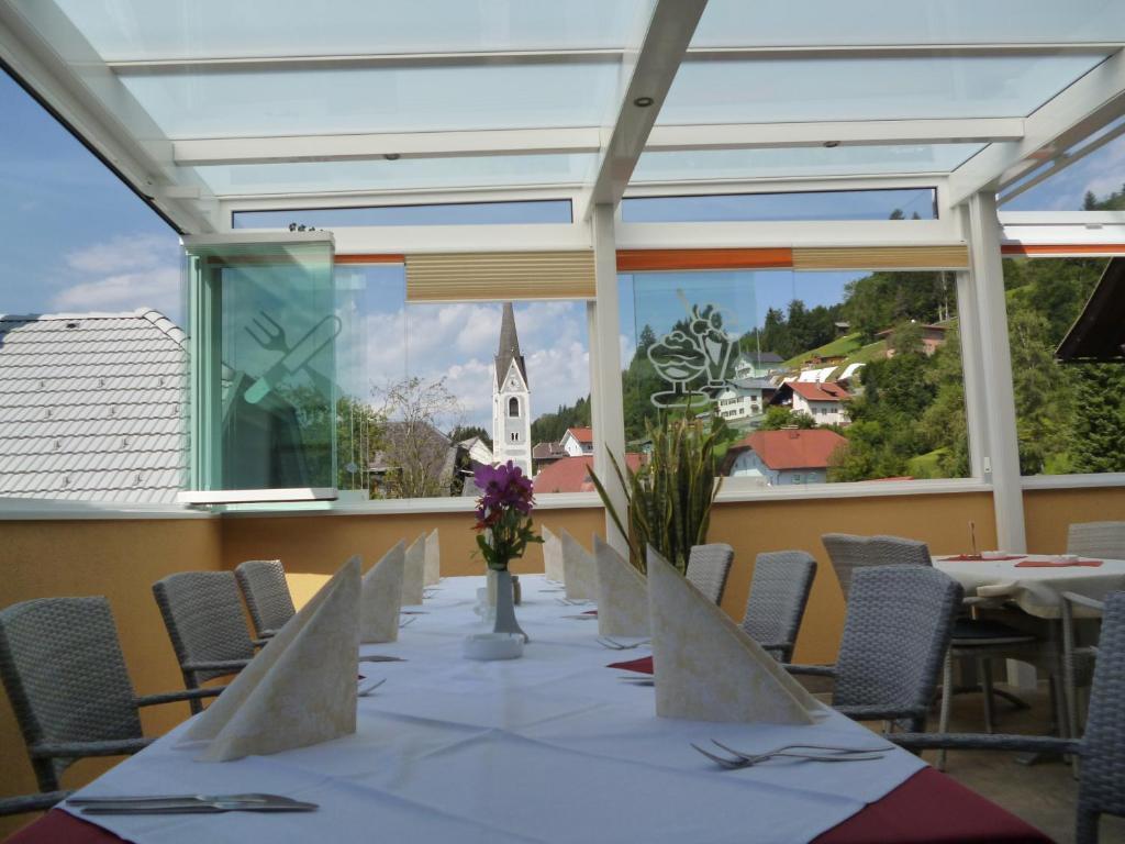 Restaurant - Pension - Cafe Konditorei Hassler Berg im Drautal Exterior photo